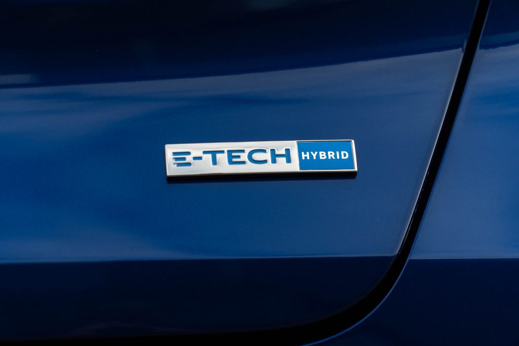 De E-Tech Hybrid uitvoering zorgt voor 33 elektrische Pk's