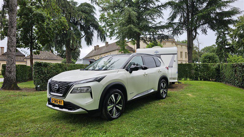 witte Nissan X-Trail en Hobby caravan