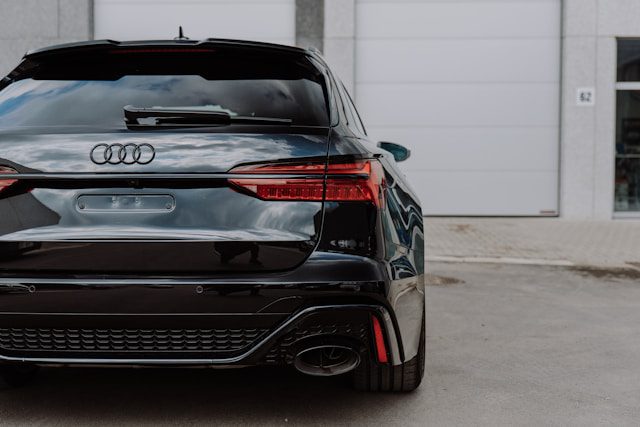 achterkant zwarte Audi RS6